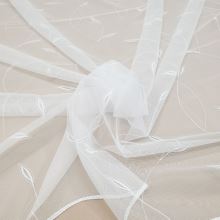 Záclona biela, vyšívané vetvičky, v.290cm