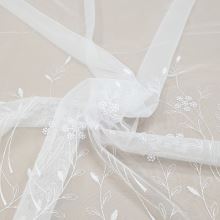 Záclona bílá s květinovou výšivkou v.290cm