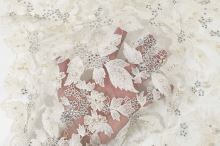 Vyšívaný tyl krémový, květy, perličky, kamínky, š.135