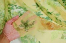 Hedvábný šifon žlutý, béžové a zelené květy, š.135 (3)