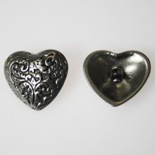 Knoflík stříbrný K0-1, srdce, průměr 28 mm.