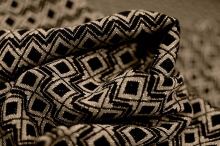 Úplet A0247 béžovo-čierne kosoštvorce, lurex, š.160 (1)