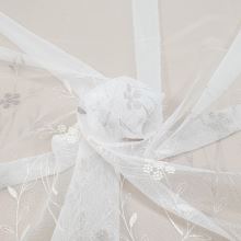 Záclona bílá s béžovo-šampáň květinovou výšivkou v.145cm