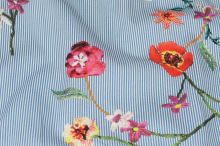 Košilovina jemný modro-bílý pruh, barevné květy, š.140