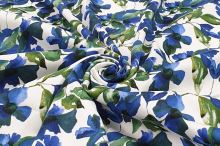 Bavlna bílá, modré květy a zelené listy, š.145