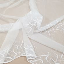 Záclona bílá, bíle vyšívaná bordura v.175cm