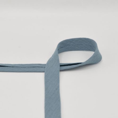 Šikmý prúžok mušelínový, zažehlený, dasty blue, 20mm