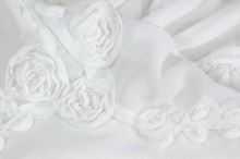 Šifón biely, našitý vzor ruží, š.140 (130)