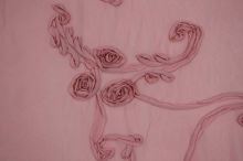 Šifon růžový, našitý vzor růží, š.140(130)