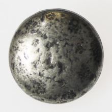 Gombík strieborný patina K28-5, priemer 18 mm.