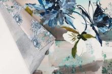 Svetrovina béžová, modrý květ, panel, š.135