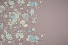 Úplet taupe, bordura krémové a dusty blue květy, š.145 (1)