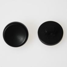 Gombík čierny K24-8, priemer 14 mm.
