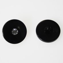 Knoflík černý s kamínkem K28-8, průměr 18 mm.