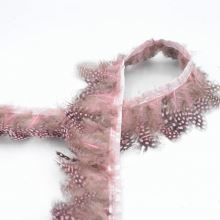 Peří perličky v prýmce, světle růžové, 60mm